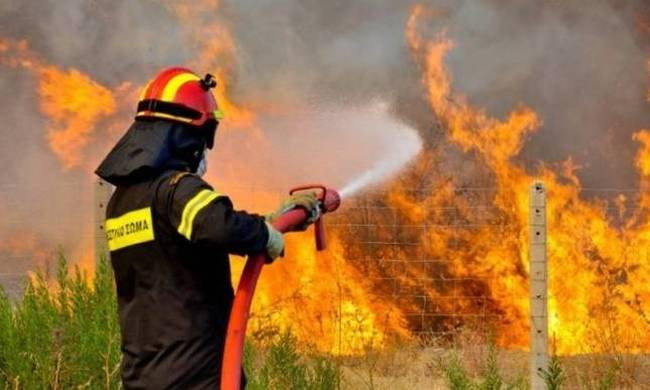 Φωτιά κοντά σε κατοικημένη περιοχή στην Κύμη